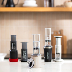 AeroPress cestovní hrnek 350 ml, krémový