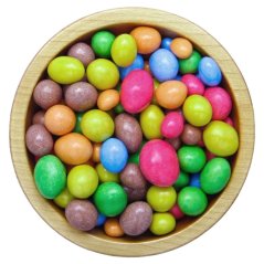 Arašídy v čokoládové krustě s přírodními barvivy, min. 100 g