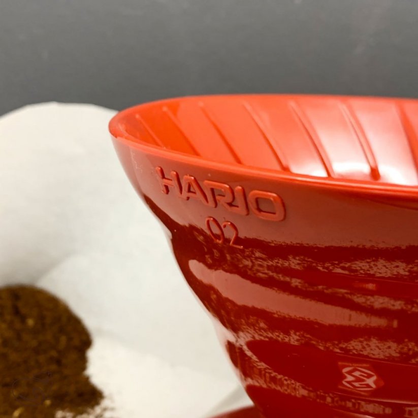 Hario dripper V60-02 plastový červený