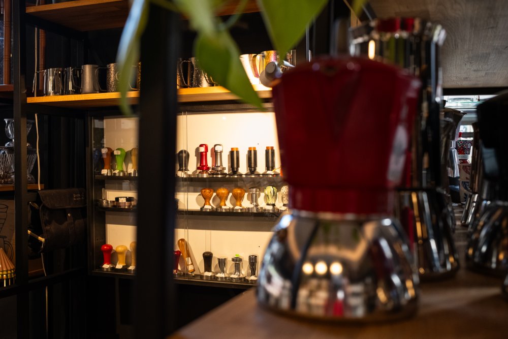 Detail pultu espresso baru na prodejně Kopi Bean